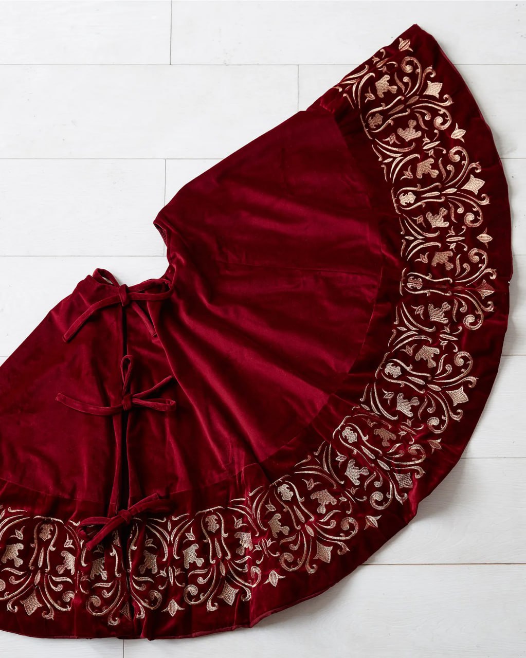 Velvet Holiday Tree Skirt – Luxury Embroidered Detailing